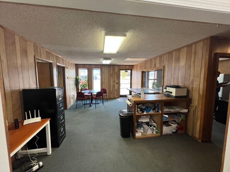 More Photos Of 370 S 40th St, Springdale Warehouse For Lease