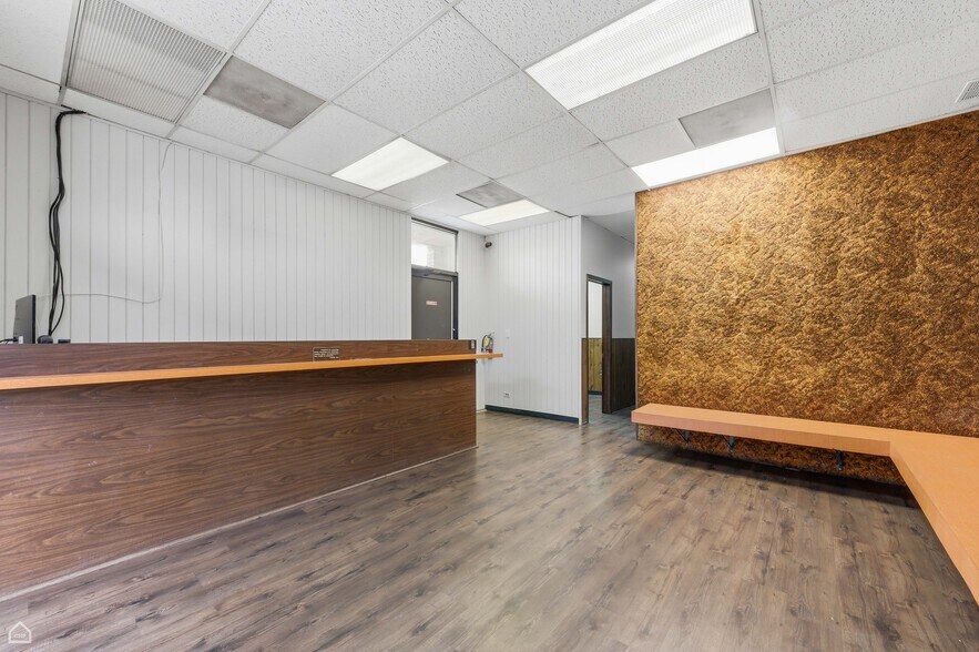 More Photos Of 8507 S Roberts Rd, Justice Veterinarian Kennel For Sale