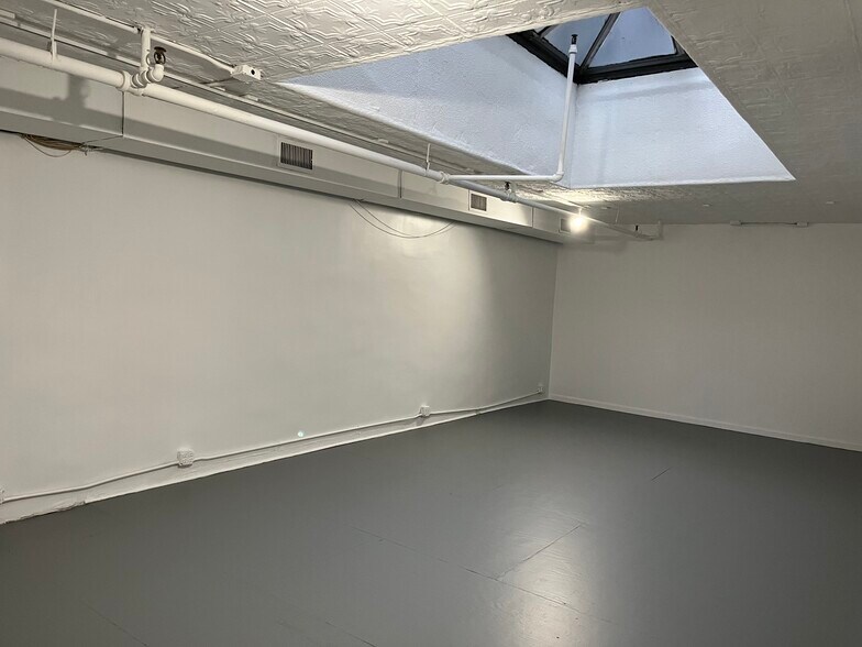 More Photos Of 277 Grand St, New York Storefront Retail Office For Lease