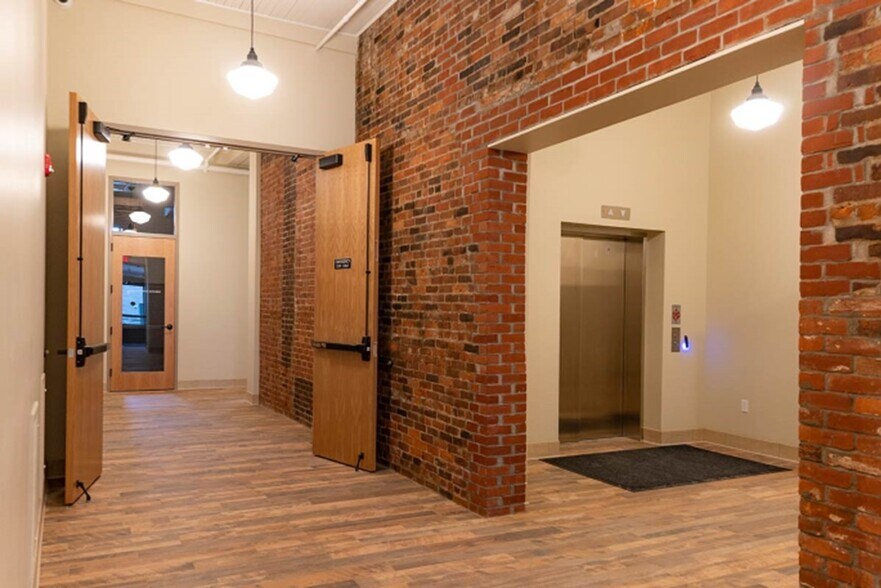 More Photos Of 102 Walnut St, Winona Office Residential For Lease