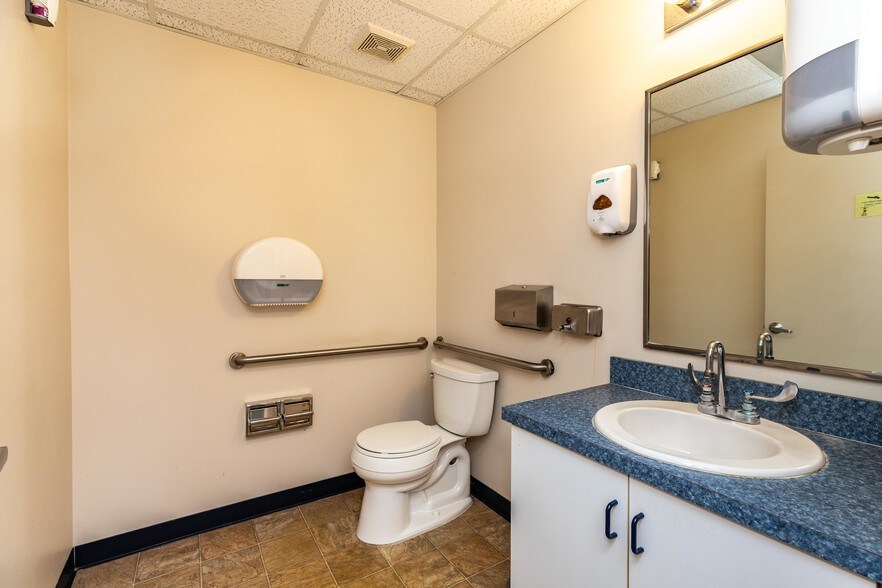 More Photos Of 8774 Perimeter Park Blvd, Jacksonville Medical For Sale