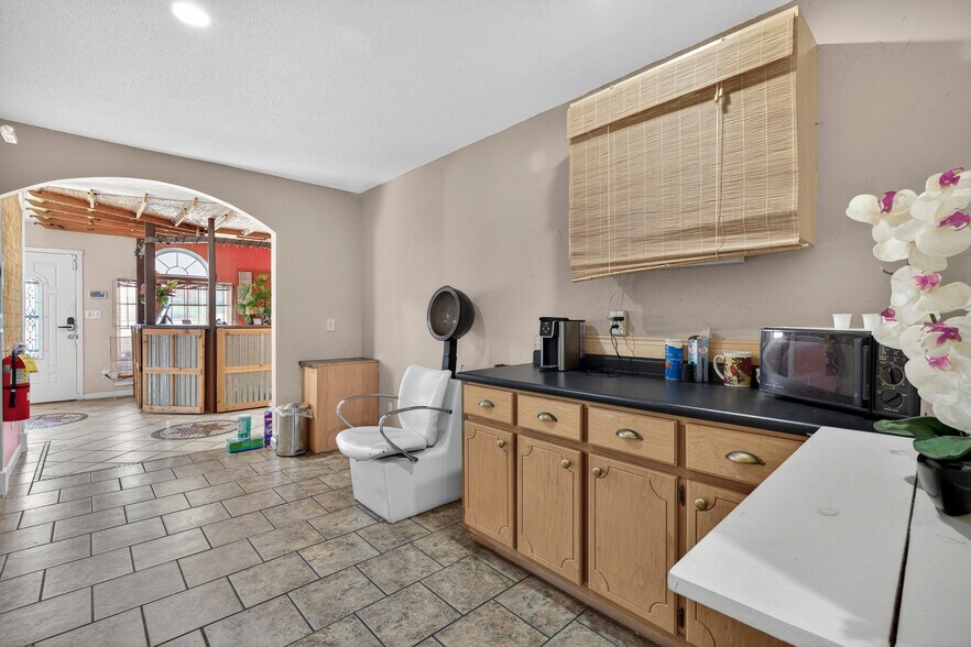 More Photos Of 4849 Mercer University Dr, Macon-Bibb Storefront For Sale