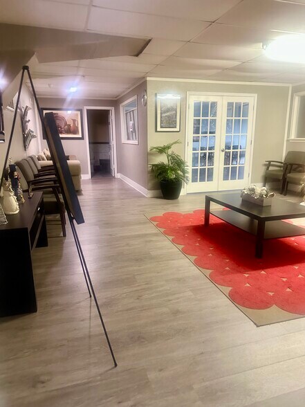 More Photos Of 10060 Veterans Memorial Rd, Houston Warehouse For Sale