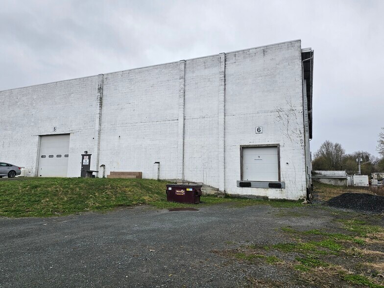 More Photos Of 43 Transport Ln, Pine Island Warehouse For Lease