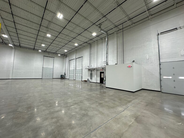 More Photos Of 3023 E Kemper Rd, Cincinnati Warehouse For Lease