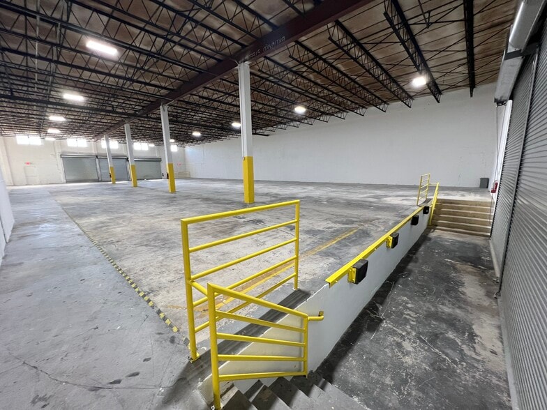 More Photos Of 9501-9635 NW 80th Ave, Hialeah Warehouse For Lease