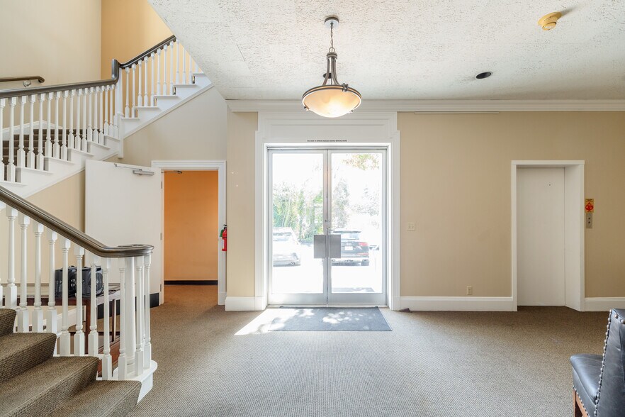 More Photos Of 600 A Ave, Lake Oswego Office For Lease