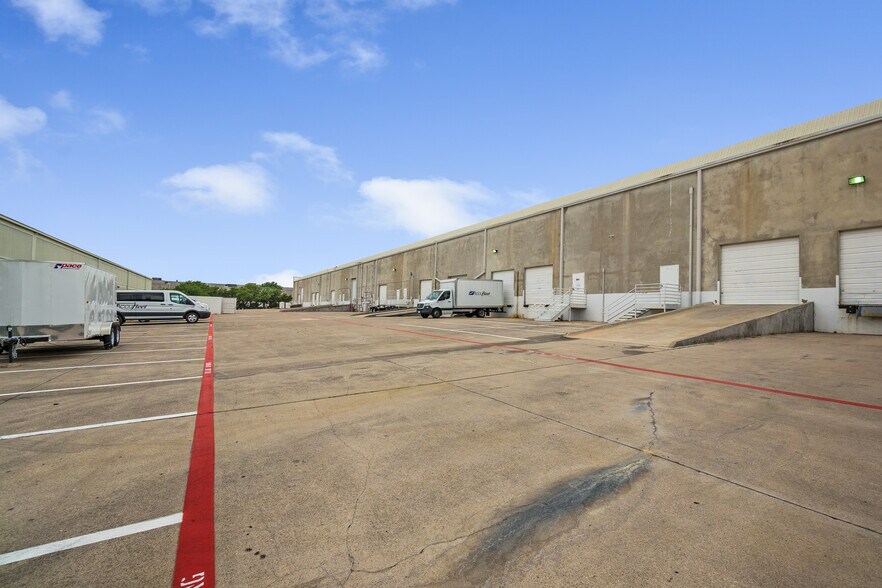 More Photos Of 3000-3080 Story Rd W, Irving Showroom For Lease