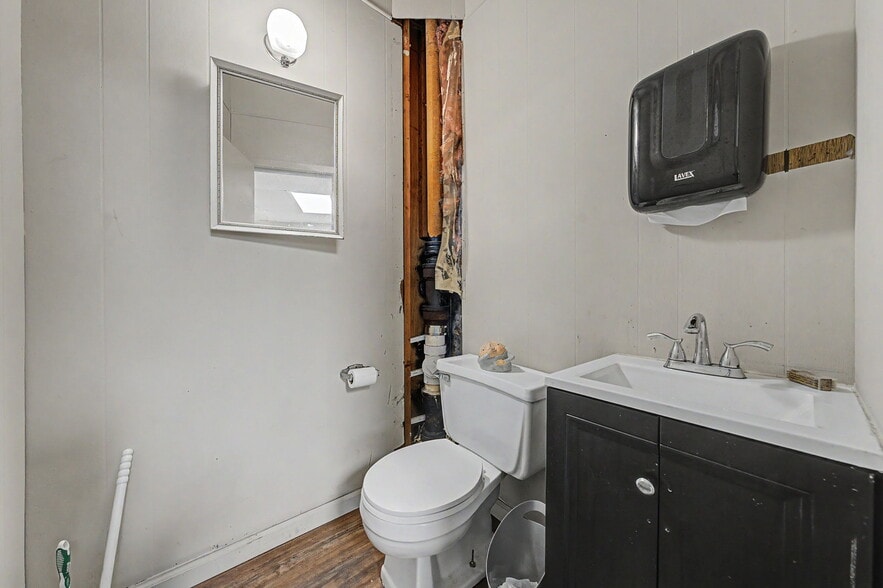 More Photos Of 23 Malcolm St, Morristown Industrial For Sale