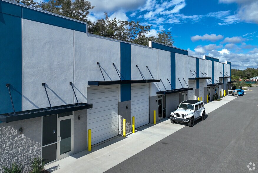 More Photos Of 6810 Edgewater Dr, Lockhart Warehouse For Lease