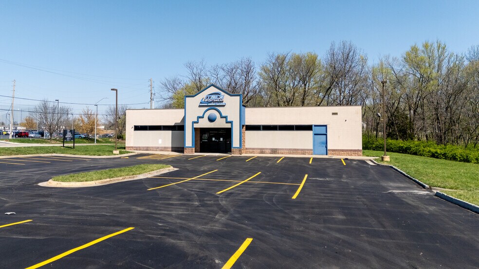More Photos Of 8445 N Main St, Kansas City Freestanding For Lease