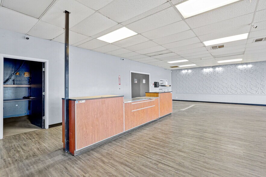 More Photos Of 9109 Dyer St, El Paso Storefront For Lease