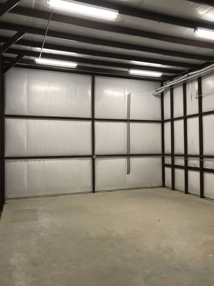 More Photos Of 23410 Snook Ln, Tomball Showroom For Lease