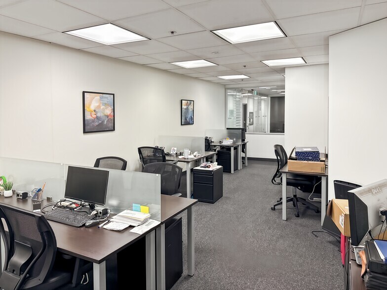 More Photos Of 90 Burnhamthorpe Rd W, Mississauga Coworking Space