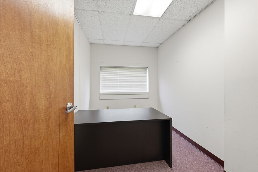 More Photos Of 4074 Hoover Rd, Grove City Office For Lease