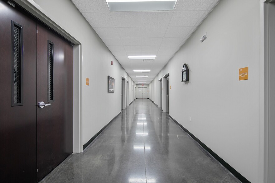 More Photos Of 2847 Bridgewood Dr, Fayetteville Office For Sale