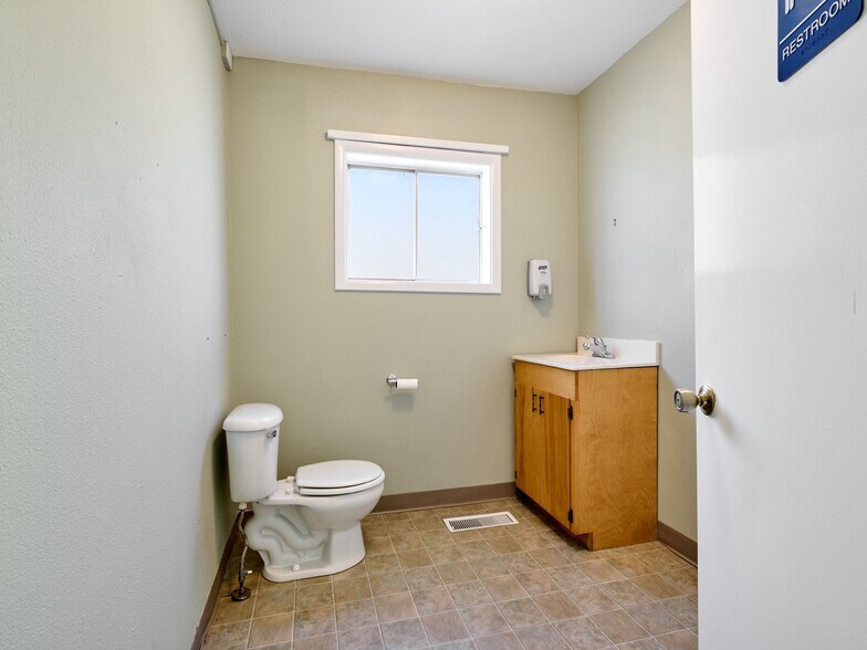 More Photos Of 122 Engle Ave, Molalla Office Residential For Sale