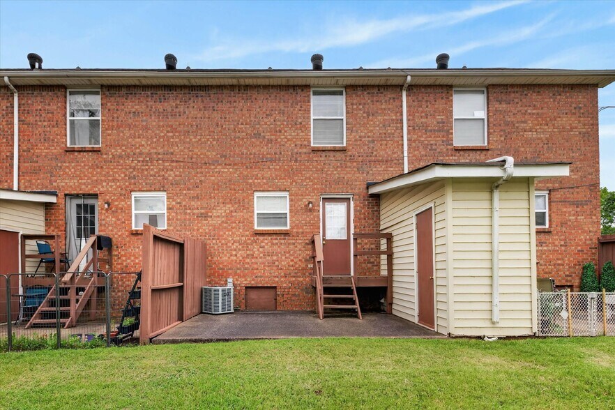 More Photos Of 1531 E Knollwood Cir, Clarksville Apartments For Sale