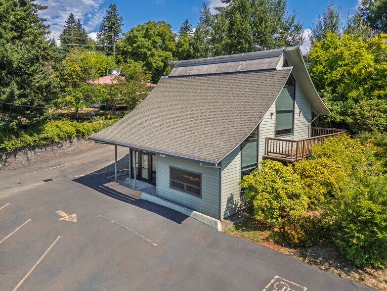 More Photos Of 210 NE Alder St, Toledo Office For Sale