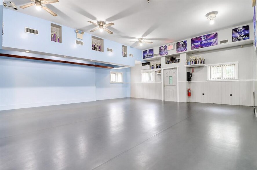 More Photos Of 6729 Central Ave, Glendale General Retail For Lease