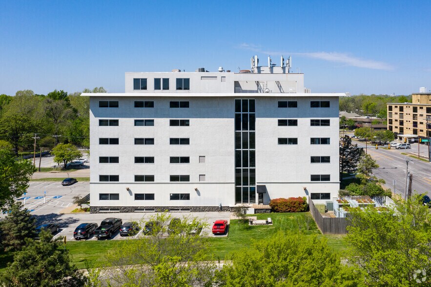 More Photos Of 2121 S Columbia Ave, Tulsa Office For Lease