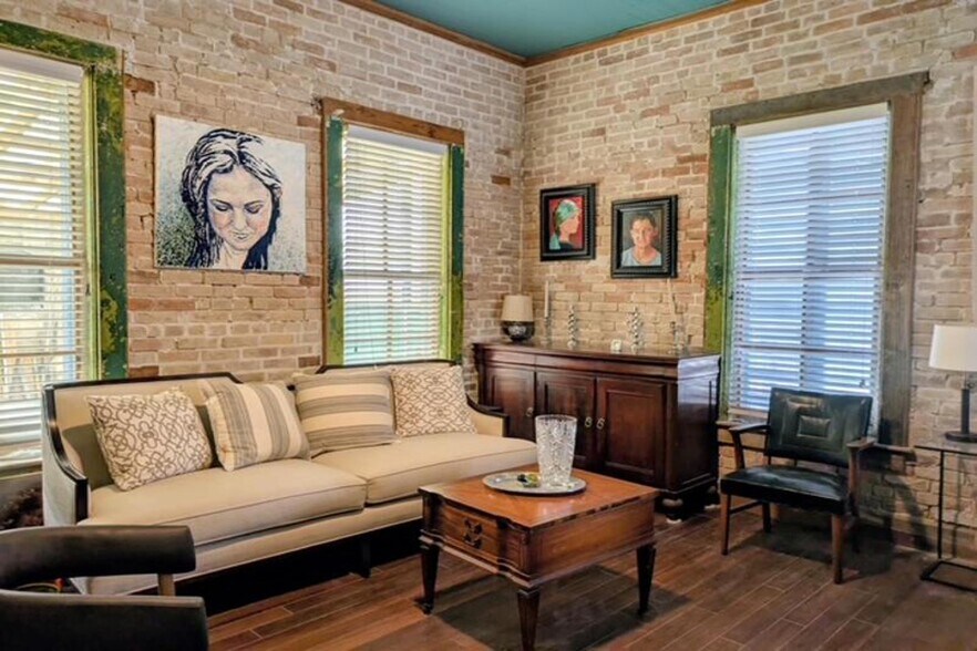 More Photos Of 828 E 15th St, Brownsville Office For Sale