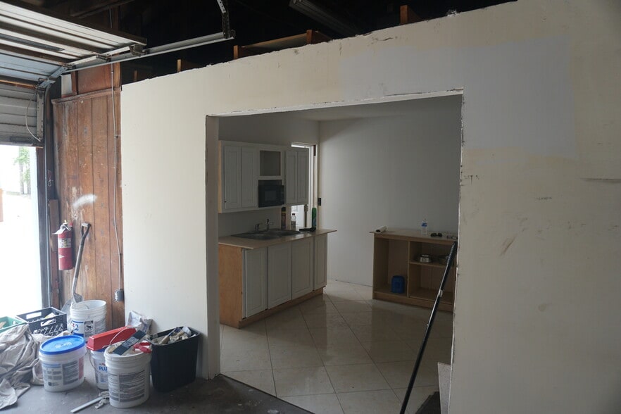 More Photos Of 1110 2nd Ave S, Lake Worth Warehouse For Lease