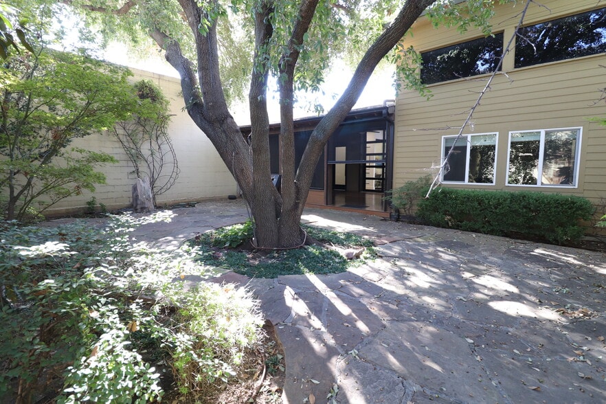 More Photos Of 2336 Farrington St, Dallas Office For Sale