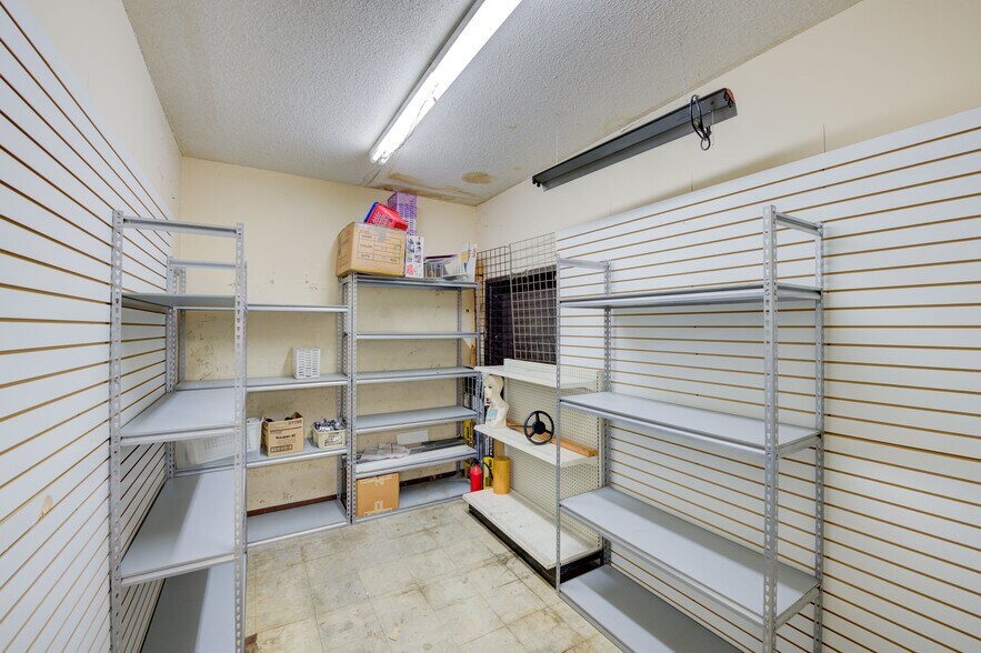 More Photos Of 2105 Decker Blvd, Columbia Freestanding For Sale