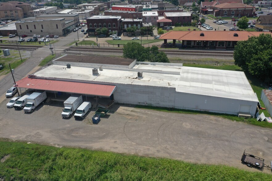 More Photos Of 301 N Commerce Ave, Russellville Warehouse For Sale