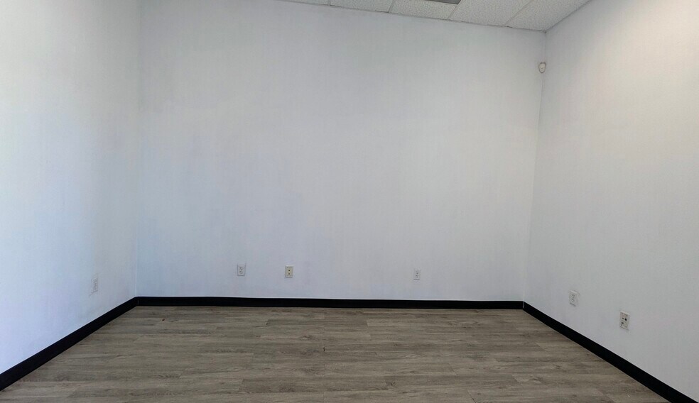 More Photos Of 41705 Elm St, Murrieta Warehouse For Lease