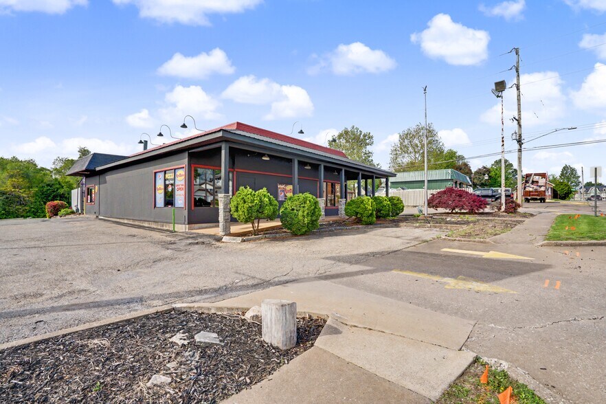 More Photos Of 605 S 10th St, Burlington General Retail For Sale