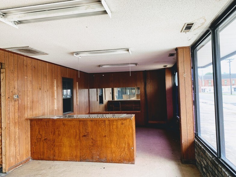 More Photos Of 1009 18th St N, Bessemer Showroom For Lease