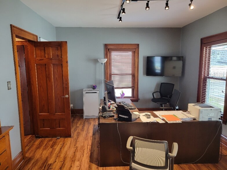 More Photos Of 117 W Willow Ave, Wheaton Office For Lease