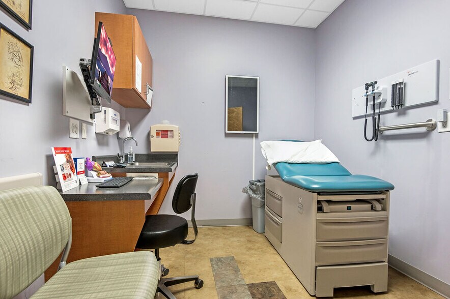 More Photos Of 4275 Western Blvd, Jacksonville Medical For Sale
