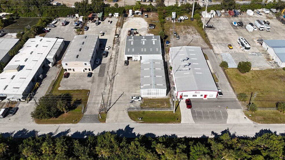 More Photos Of 170 Rich St, Venice Warehouse For Sale