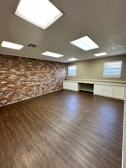 More Photos Of 330 N 4th St, Muskogee Office For Sale