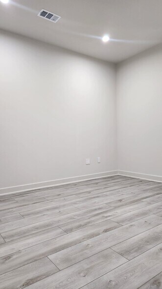 More Photos Of 1325 Main St, Katy Unknown For Lease