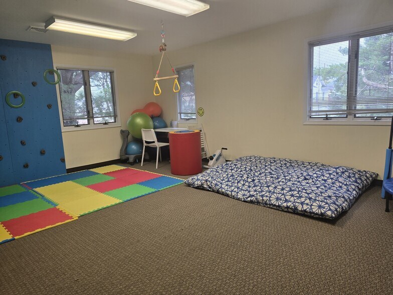 More Photos Of 518 Clifton Ave, Clifton Office For Lease