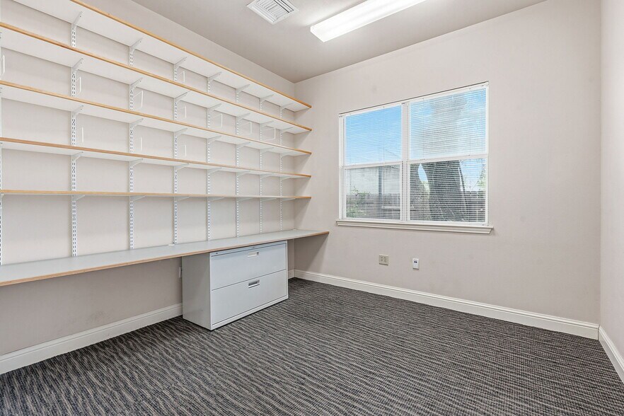 More Photos Of 13284 Pond Springs Rd, Austin Office For Sale