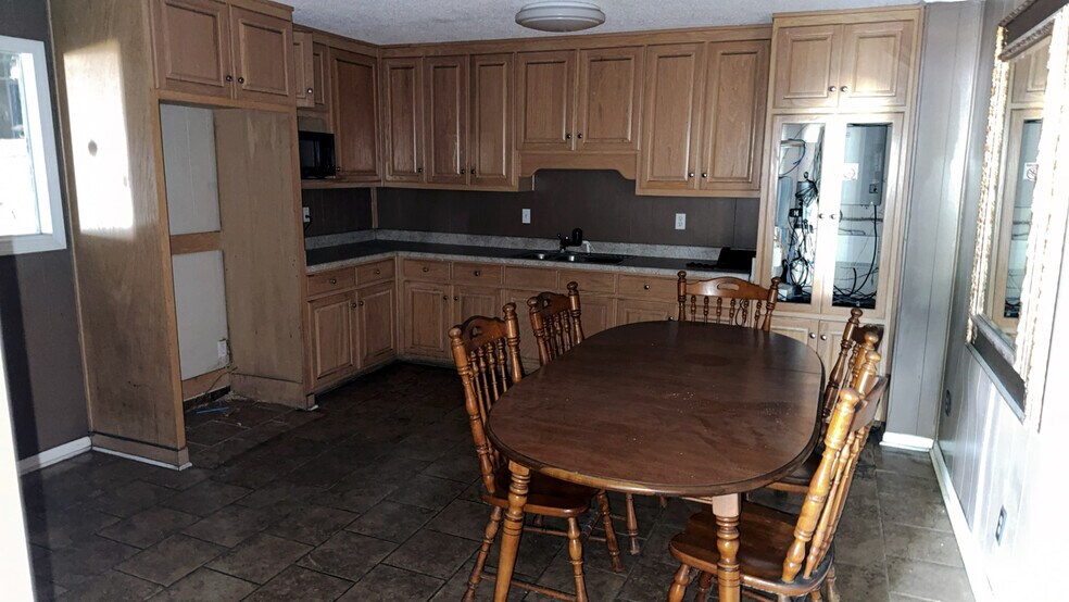 More Photos Of 378 Eastland Rd, Dothan Distribution For Sale