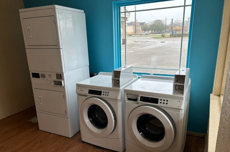 More Photos Of 2111 NW Evangeline Trwy, Lafayette Hotel For Sale