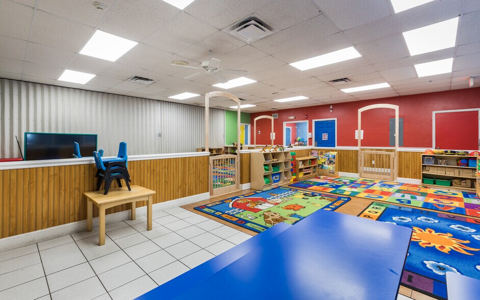 More Photos Of 871 100th Ave N, Naples Freestanding For Sale