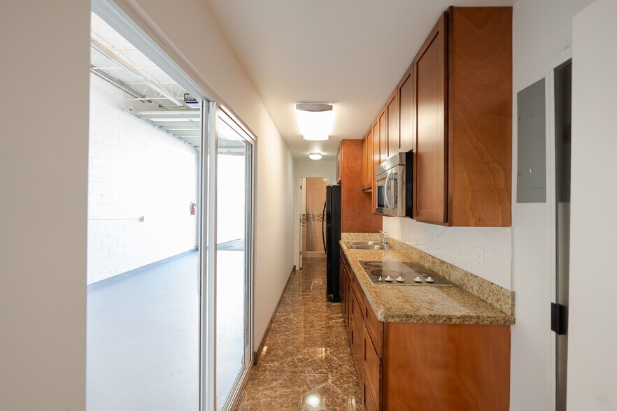 More Photos Of 2301-2325 NW 30th St, Oakland Park Warehouse For Sale