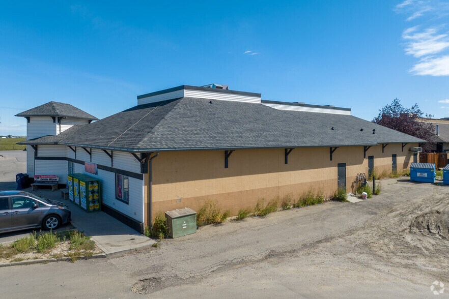 More Photos Of 708 Centre St, Rocky View No 44 Storefront For Lease