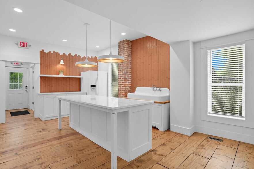 More Photos Of 924 S Main St, Broken Arrow Showroom For Sale