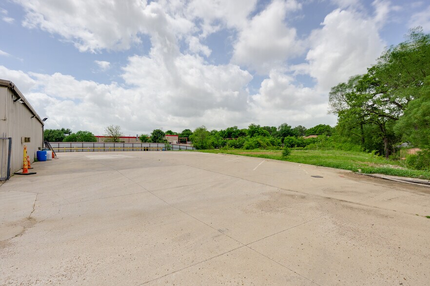 More Photos Of 801 N Walton Walker Hwy, Irving Warehouse For Lease