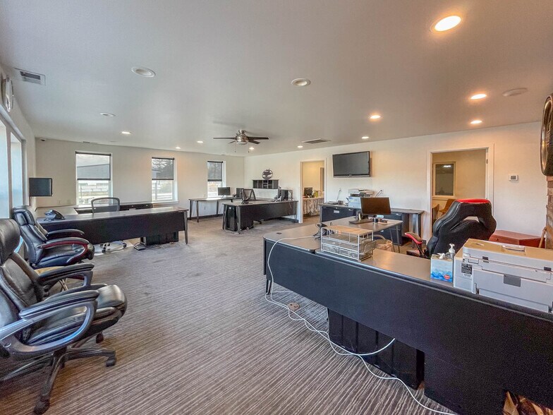 More Photos Of 1625 W Duke Rd, Sutherlin Warehouse For Sale