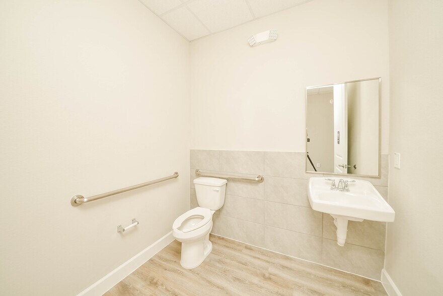 More Photos Of 5501 Cabrera dr, Sugar Land Medical For Lease