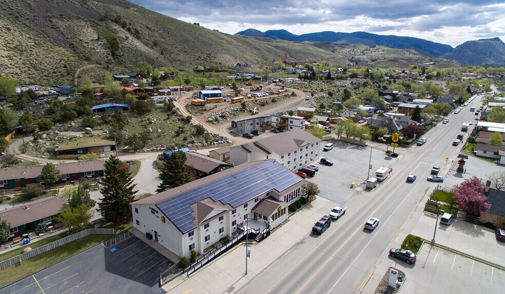 More Photos Of 702 Scott St, Gardiner Hotel For Sale